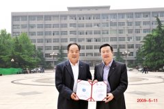 山東省政協副主席王乃靜親自為劉希山頒發山東經濟學院兼職教授證書