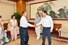 時任濰坊市委書記杜昌文親切接見劉希山教授